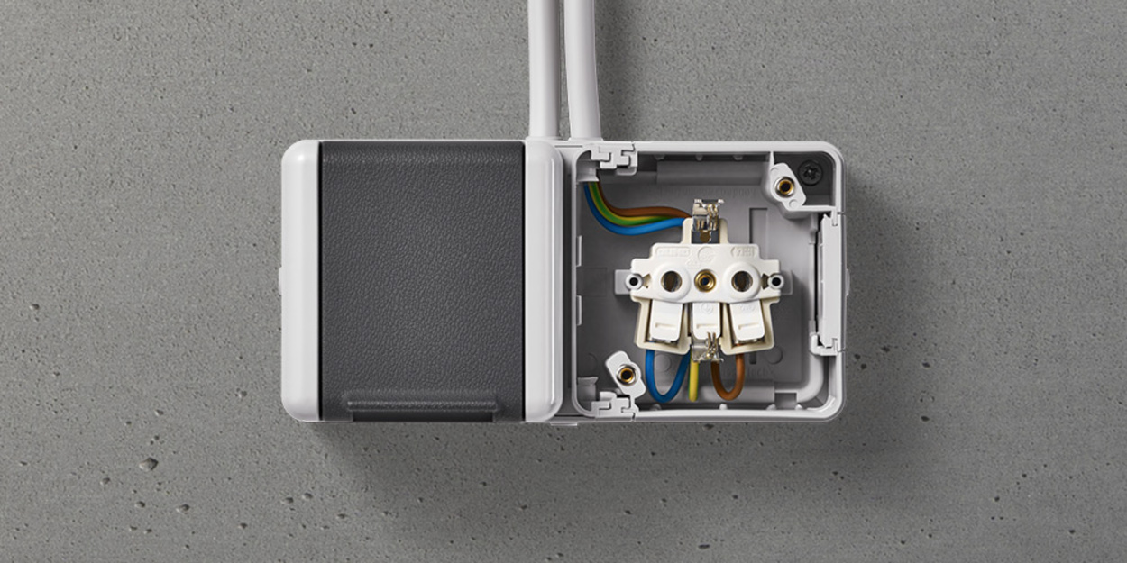 Doppelsteckdose mit Trennsteg bei Haus- u. Gebäudetechnik Theuermeister in Zeitz